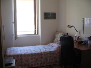 Stanze affitto studenti Verona Borgo Roma stanza singola con scrivania e poltrona professionale