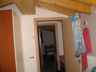 Stanze affitto studenti Verona Borgo Roma stanza singola stanza da letto e armadio con soffitto con travi a vista
